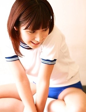 Miu Nakamura takes sports outfit off and reveals hot body