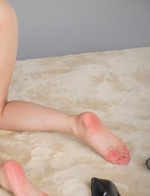 Heels-wearing hottie Yuma Miyazaki finally decides to show off her perfect feet