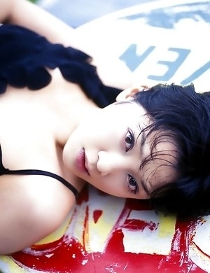Nami Ishibashi reveals hot body in white lingerie for you