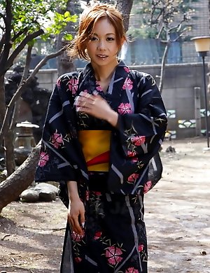Shuri Maihama shows her nice kitty