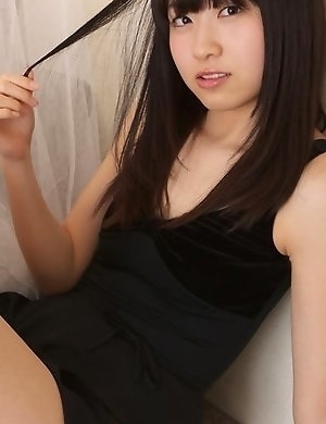 Hijiri Sachi shows sexy legs under dress and plays a lot
